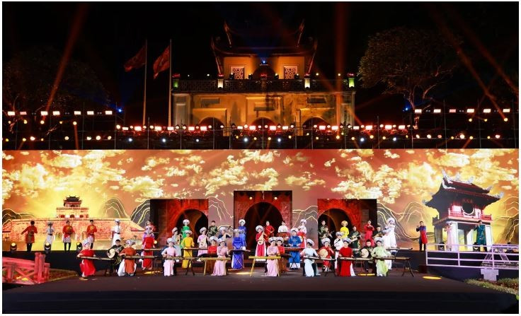 70 artistes interprètent la pièce instrumentale «Hanoi sacrée et magnifique» à la citadelle impériale de Thang Long. Photo : vtv.vn