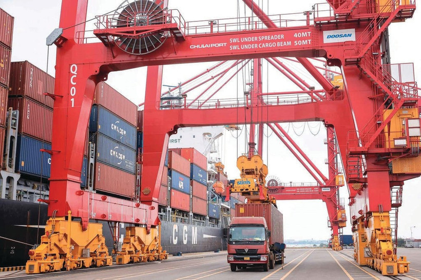 Du 1er janvier au 15 juillet, la balance commerciale du Vietnam demeure largement excédentaire, affichant un solde positif de 7,74 milliards de dollars. Photo : VNA