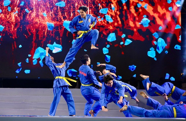 Démonstration de vovinam lors de la cérémonie d'ouverture du Festival international des arts martiaux de Hô Chi Minh-Ville 2024. Photo : thanhnien.vn