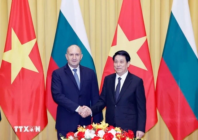 Le président bulgare Rumen Radev (à gauche) et le président vietnamien Luong Cuong se serrent la main. Photo : VNA