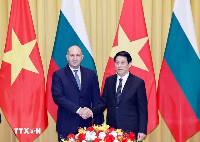 Le président bulgare Rumen Radev (à gauche) et le président vietnamien Luong Cuong se serrent la main. Photo : VNA