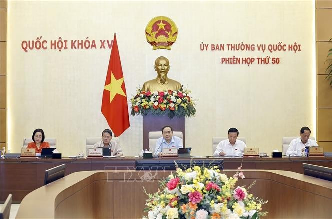 Le président de l’Assemblée nationale Trân Thanh Mân (centre) s’exprime lors des débats sur le projet de loi sur la presse (amendée), à Hanoi, le 8 octobre. Photo : VNA