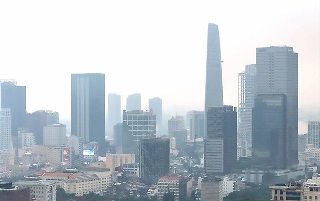 Un voile de poussières fines enveloppe les immeubles du centre de Hô Chi Minh-Ville, le 2 décembre 2024. Photo : VNA