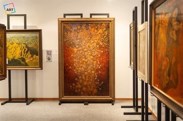 Des peintures laquées de neuf artistes sont exposées à l'exposition « Évolution du patrimoine » à Hanoi. Photo : znews.vn