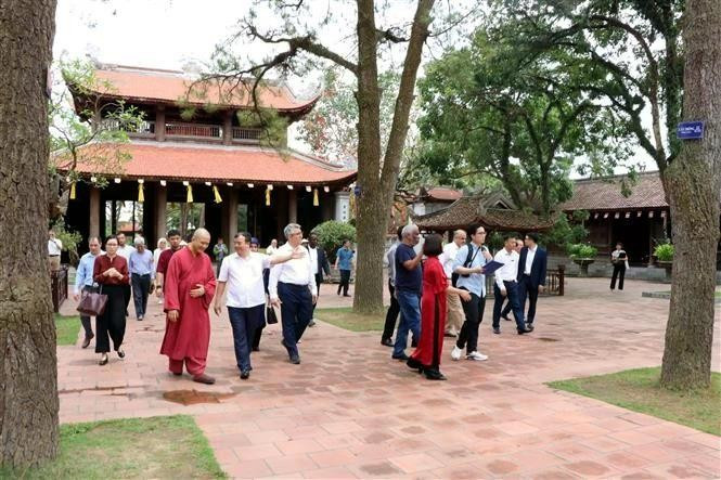 Les délégués visitent le complexe de pagodes et de temples Côn Son-Kiêp Bac dans la province de Hai Duong, le 16 mai. Photo : VNA