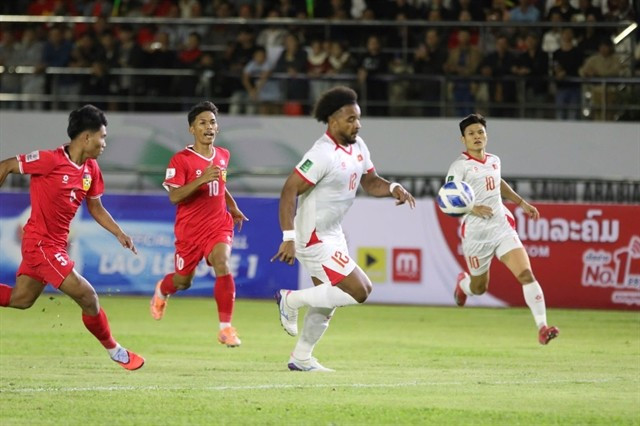 L'attaquant vietnamien Nguyên Xuân Son (au centre) en action lors du match Vietnam-Laos, comptant pour les qualifications de la Coupe d'Asie 2026, le 19 novembre à Vientiane. Le Vietnam s'est imposé 2-0. Photo : VFF