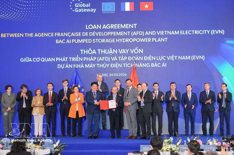 Le vice-Premier ministre Hô Duc Phoc et le commissaire européen aux Partenariats internationaux, Jozef Síkela, assistent à la cérémonie de signature de l'accord de prêt entre l'Agence française de développement (AFD) et le groupe EVN pour le projet de centrale hydroélectrique à accumulation par pompage de Bac Ai. Photo : VNA
