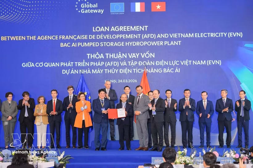 Le vice-Premier ministre Hô Duc Phoc et le commissaire européen aux Partenariats internationaux, Jozef Síkela, assistent à la cérémonie de signature de l'accord de prêt entre l'Agence française de développement (AFD) et le groupe EVN pour le projet de centrale hydroélectrique à accumulation par pompage de Bac Ai. Photo : VNA