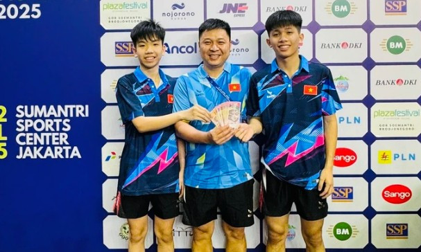 Le duo vietnamien Nguyên Van Tuân Anh et Nguyên Duc Viêt reçoit un bonus de la part de leur entraîneur après sa victoire. Photo : VTTF