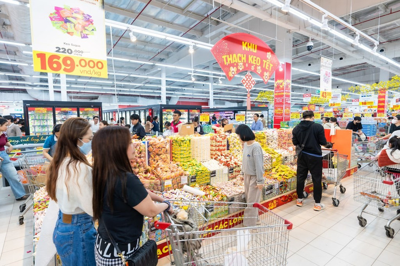 Les clients font leurs courses au centre commercial GO! Thang Long, à Hanoi. Photo: VNA