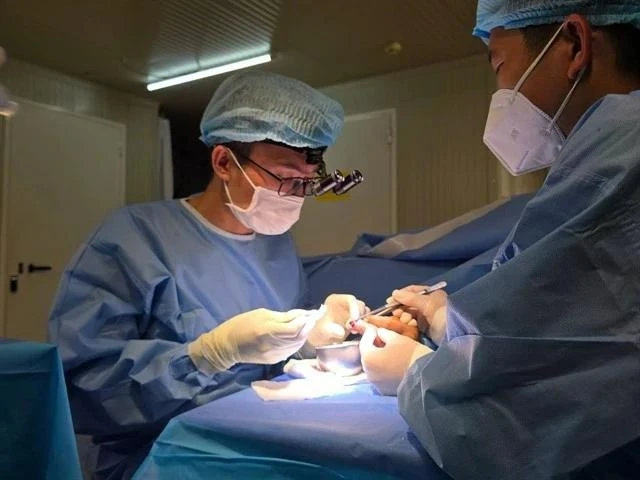 Les médecins et infirmiers de l’hôpital de campagne de niveau 2 n°6 du Vietnam ont réalisé avec succès une opération complexe pour sauver un doigt gravement blessé d’un patient de nationalité pakistanaise. Photo : FHL 2.6