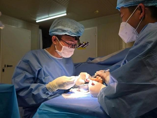 Les médecins et infirmiers de l’hôpital de campagne de niveau 2 n°6 du Vietnam ont réalisé avec succès une opération complexe pour sauver un doigt gravement blessé d’un patient de nationalité pakistanaise. Photo : FHL 2.6