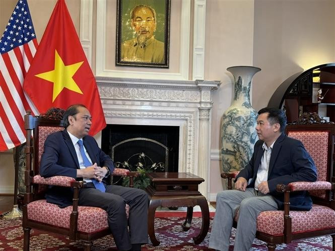 L’ambassadeur Nguyên Quôc Dung (à gauche) s’entretient avec un correspondant de l’Agence vietnamienne d’information (VNA) à Washington. Photo : VNA
