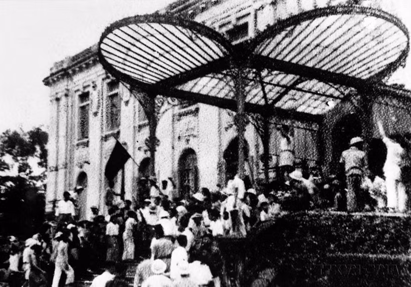 Le 19 août 1945, après le grand meeting à la Place de l’Opéra, le peuple de Hanoi et les forces révolutionnaires occupèrent le Palais du Bac Bo, qui abritait la Résidence supérieure du Tonkin, véritable quartier général du régime colonial français au Nord. Photo d’archive : VNA