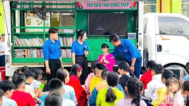 La bibliothèque itinérante sur le thème "Voyage pour connecter le tourisme vert" à l'école primaire My Trà, dans la ville de Cao Lanh, province de Dông Thap. Photo : nhandan.vn