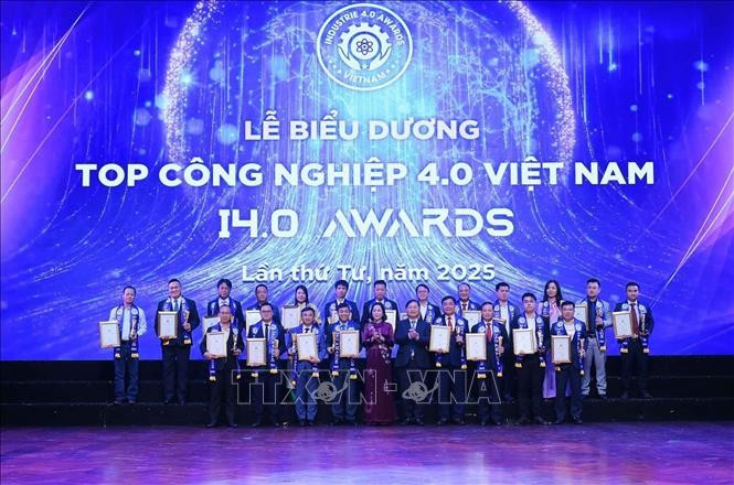 La vice-présidente de l’Assemblée nationale, Nguyên Thi Thanh (au premier plan, cinquième à partir de la gauche), et le président de l’Union vietnamienne des associations scientifiques et technologiques, Phan Xuân Dung, aux côtés des entreprises récompensées aux Prix Industrie 4.0. Photo : VNA