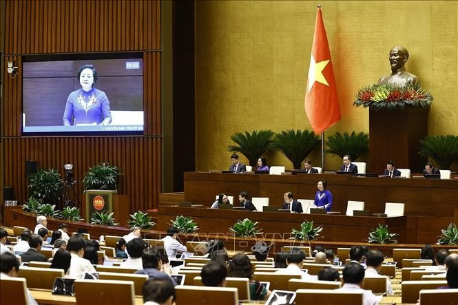 La ministre de l'Intérieur, Pham Thi Thanh Trà, prend la parole pour expliquer et clarifier un certain nombre de questions soulevées par les députés concernant le projet de loi. Photo: VNA