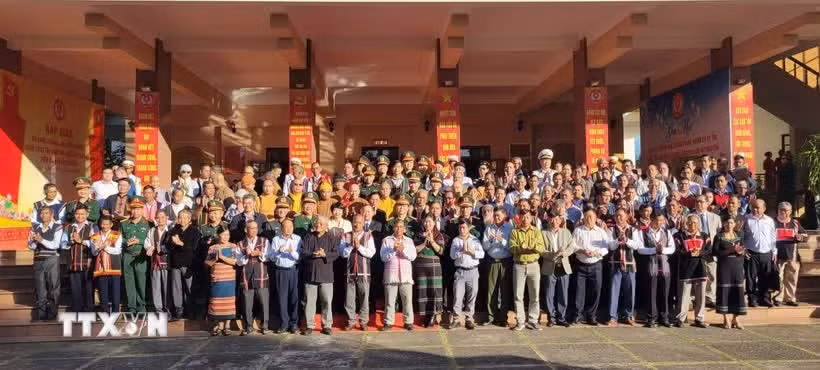 Les personnes prestigieuses sont invitées à s’impliquer dans la réduction de la pauvreté, l’édification d’un mode de vie civilisé et dans le renforcement du bloc de grande union nationale. Photo: VNA