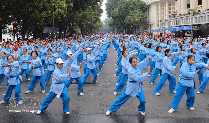 Des exercices sportifs en plein air pour les personnes âgées à Hanoi. Le vieillissement de la population au Vietnam offre une opportunité majeure pour la croissance de la silver économie. Photo: VNA