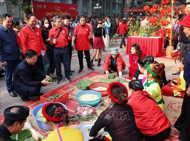 Au marché caritatif du Têt. Photo: VNA