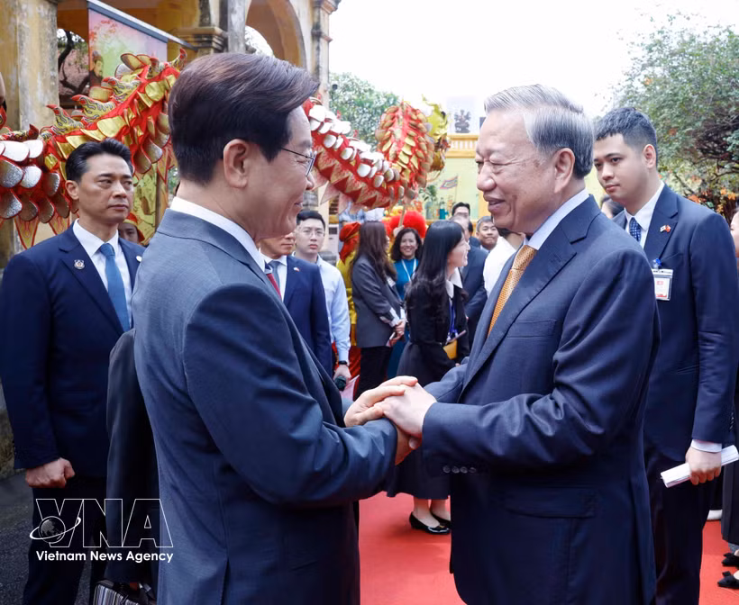 Le secrétaire général président Tô Lâm fait ses adieux au président sud-coréen Lee Jae Myung. Photo : VNA