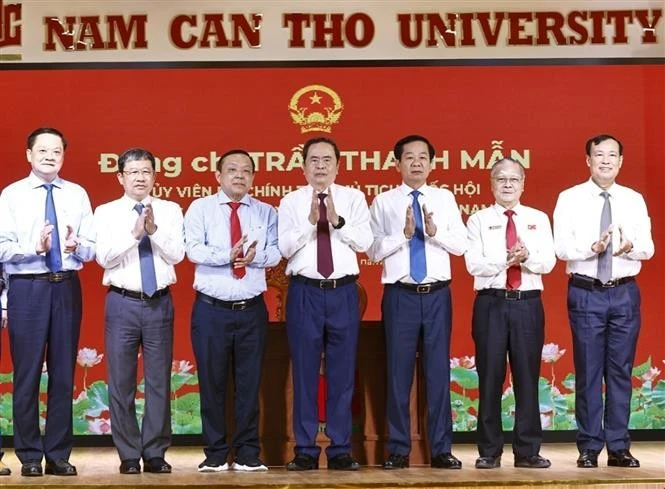 Le président de l’Assemblée nationale Tran Thanh Man (centre) lors de sa séance de travail avec l’Université Nam Can Tho, le 22 janvier. Photo: VNA