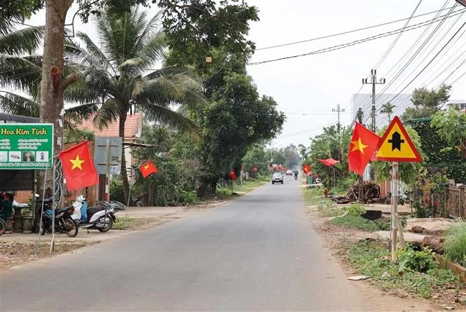 Sur la «Route des drapeaux nationaux » dans le hameau de Tieu, commune d'Ea Tieu, district de Cu Kuin, province de Dak Lak. Photo: VNA