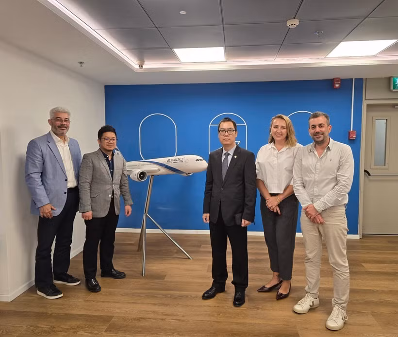 Le conseiller commercial vietnamien en Israël, Lê Thai Hoa et Shlomi Zafrani, vice-président du commerce et des ventes d’El Al Airlines, lors de la séance de travai. Photo diffusée par la VNA