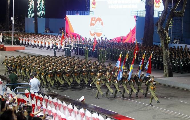La répétition préliminaire au niveau national a réuni 25 formations militaires et de milices, 17 formations de police, 12 formations d’organisations de masse, ainsi que des forces militaires de Chine, du Laos et du Cambodge. Photo : VNA