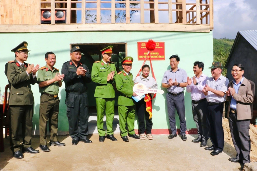 La première maison construite pendant la campagne Quang Trung inaugurée et remise à la famille de Dinh Thi Vôn, dans l’hameau de Huy Mang, commune de Son Tây. Photo : VNA