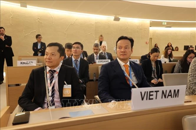 L’ambassadeur Mai Phan Dung (à droite) assiste à la cérémonie d’ouverture de la 58e session du Conseil des droits de l’homme des Nations Unies. Photo : VNA