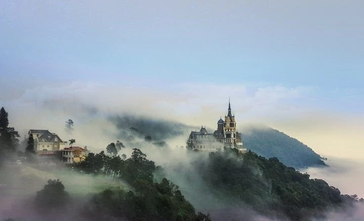 Le site touristique de Tam Dao est situé sur la chaîne de montagnes de Tam Dao, à une altitude de 900 mètres. Photo: nguoihanoi.vn