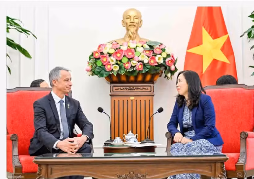 La vice-ministre des Affaires étrangères, Lê Thi Thu Hang et le président de la Commission de la défense nationale et des forces armées de l’Assemblée nationale française, Jean-Michel Jacques. Photo: baoquocte.vn
