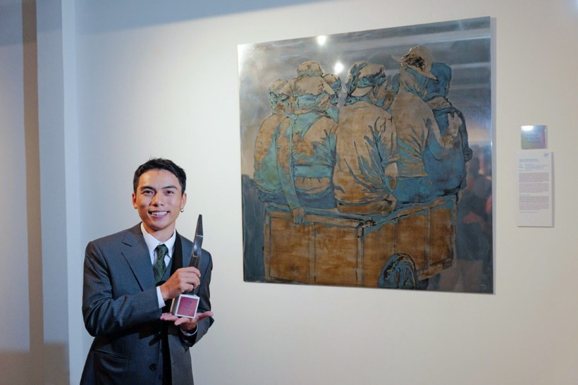 Cao Van Thuc, grand lauréat du concours Peinture de l’Année d’UOB Vietnam pour sa peinture sur laque intitulée «Gan kêt tam thoi ». Photo : nld.com.vn