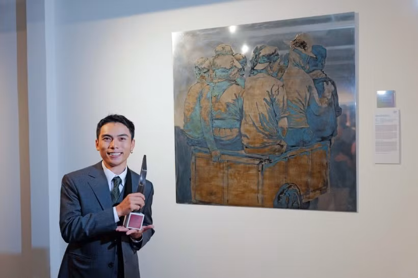 Cao Van Thuc, grand lauréat du concours Peinture de l’Année d’UOB Vietnam pour sa peinture sur laque intitulée «Gan kêt tam thoi ». Photo : nld.com.vn