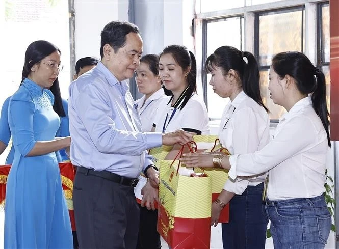 Le président de l’Assemblée nationale Trân Thanh Mân offre des cadeaux aux travailleurs défavorisés de l’EURL Giap Quan Thang, dans le bourg de Cai Tac, district de Châu Thanh A, province de Hâu Giang. Photo: VNA