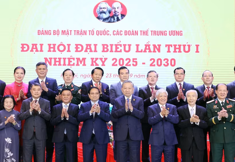 Le secrétaire général du Parti, Tô Lâm et le Premier ministre Pham Minh Chinh participent au premier Congrès du Comité du Parti du Front de la Patrie du Vietnam (FPV) et des organisations centrales de masse pour le mandat 2025-2030. Photo : VNA
