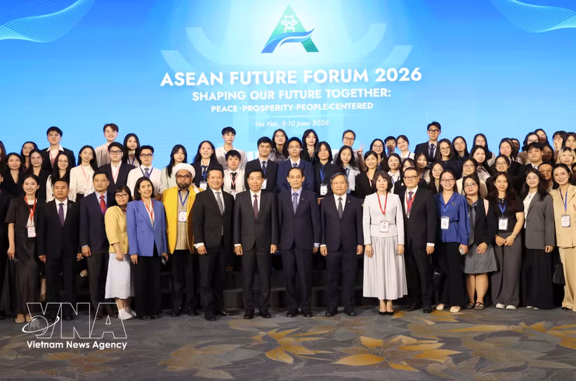 Les délégués posent pour une photo de groupe lors de cérémonie de clôture du Forum de l’avenir de l’ASEAN (AFF) 2026, à Hanoi, le 10 juin. Photo : VNA
