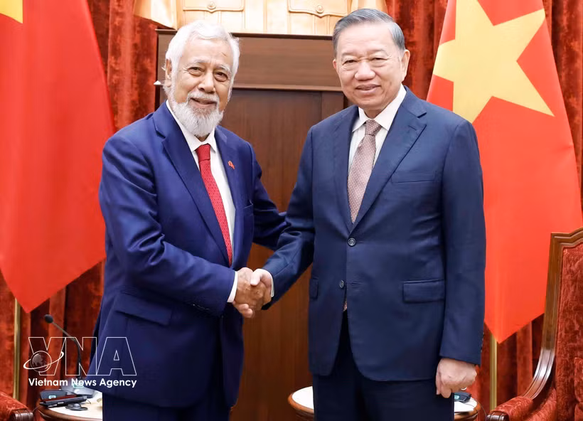 Le secrétaire général du Parti communiste du Vietnam et président de la République Tô Lâm (à droite) serre la main du Premier ministre est-timorais Xanana Gusmão, à Hanoi, le 10 juin. Photo : VNA