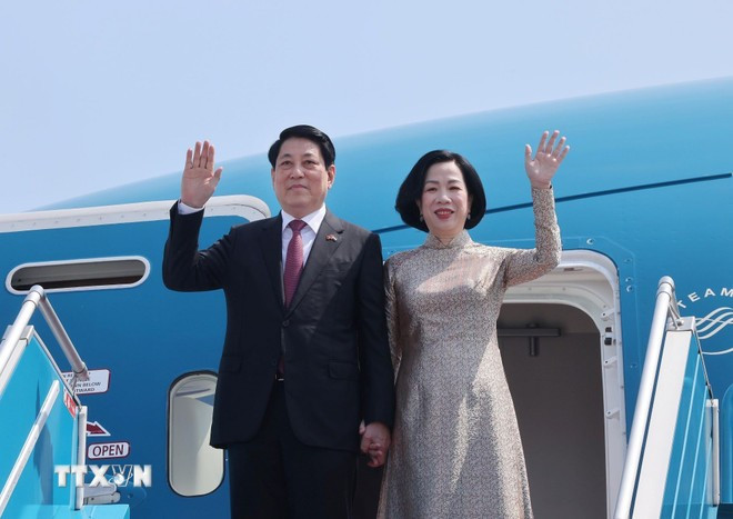 Le président vietnamien Luong Cuong et de son épouse quittent Hanoi pour l'Egypte et l'Angola. Photo: VNA