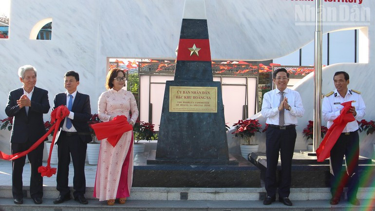 Inauguration de la plaque commémorative du Comité populaire de la zone spéciale de Hoàng Sa. Photo : baoquangninh.vn