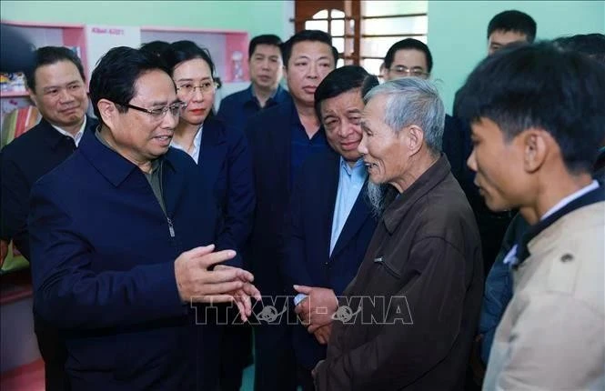 Le Premier ministre Pham Minh Chinh rend visite à la famille de Tran Trung Kien dans la commune de Duc Chanh, district de Mo Duc, qui a bénéficié des aides pour rénover sa maison. Photo: VNA