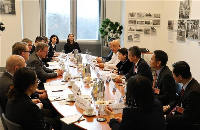 La membre du Comité central du PCV et vice-présidente de sa Commission des politiques et des stratégies, Nguyên Thuy Anh, a une entrevue avec le vice-président du Bundestag allemand, Bodo Ramelow. Photo : VNA