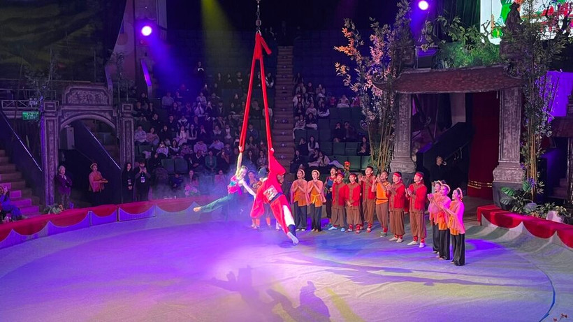 Une scène du numéro de cirque "L'histoire du village de Hô". Photos: CVN