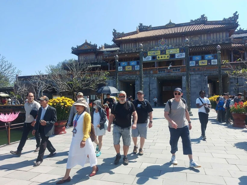 Touristes étrangers visitant l'ancienne capitale de Huê. Photo: VNA