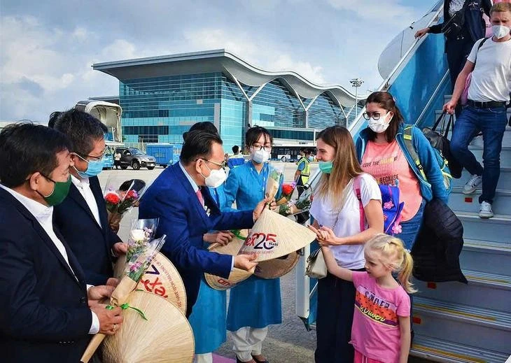 Les touristes russes faisant leur retour à Khanh Hoa après la pandémie de Covid-19, en décembre 2021. Photo: tuoitre.vn