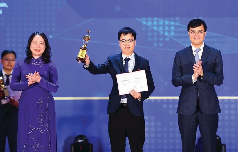 Pham Huy Hiêu reçoit le prestigieux Prix de la science et de la technologie Qua câu vàng (Globe d’or) en 2023. Photo : TT/CVN