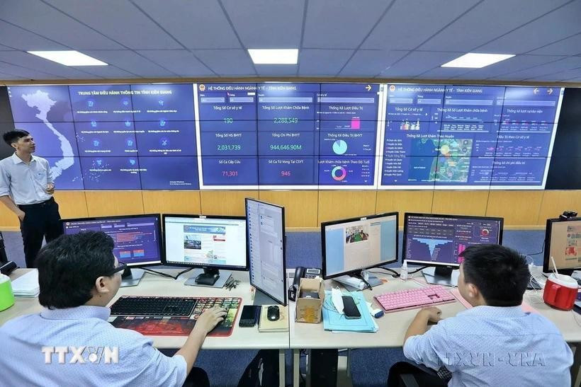 Les experts recommandent d’accélérer les investissements dans les infrastructures numériques, les industries numériques et la recherche et développement. Photo: VNA