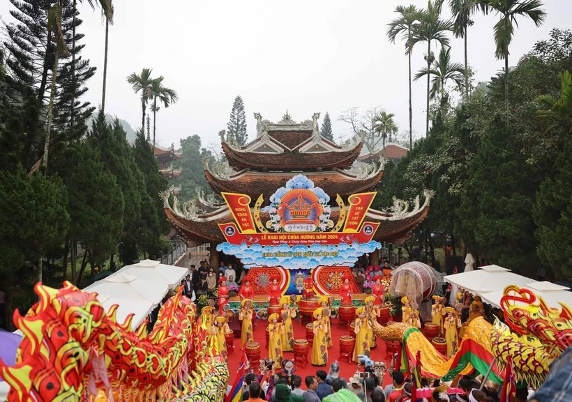 La pagode des Parfums, nichée dans la commune de Huong Son, à 60 km au sud de Hanoi, célèbre comme la plus grande fête au Nord du Vietnam qui dure pendant trois mois, du 6e jour du 1er mois lunaire au 15e jour du 3e mois lunaire. Photo: VNA