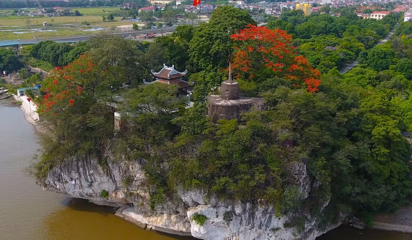 Le mont Non Nuoc, également connu sous le nom de Duc Thuy Son, est une montagne située au bord du confluent des rivières Day et Vân dans le quartier de Thanh Binh de la ville de Ninh Binh. Photo : Mia